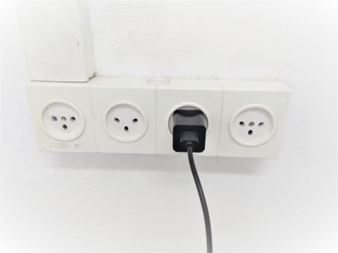 מצלמה נסתרת במטען לטלפונים עם שידור אלחוטי V5
